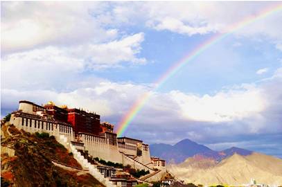 夜幕下的西藏藏式庭院，宁静之美