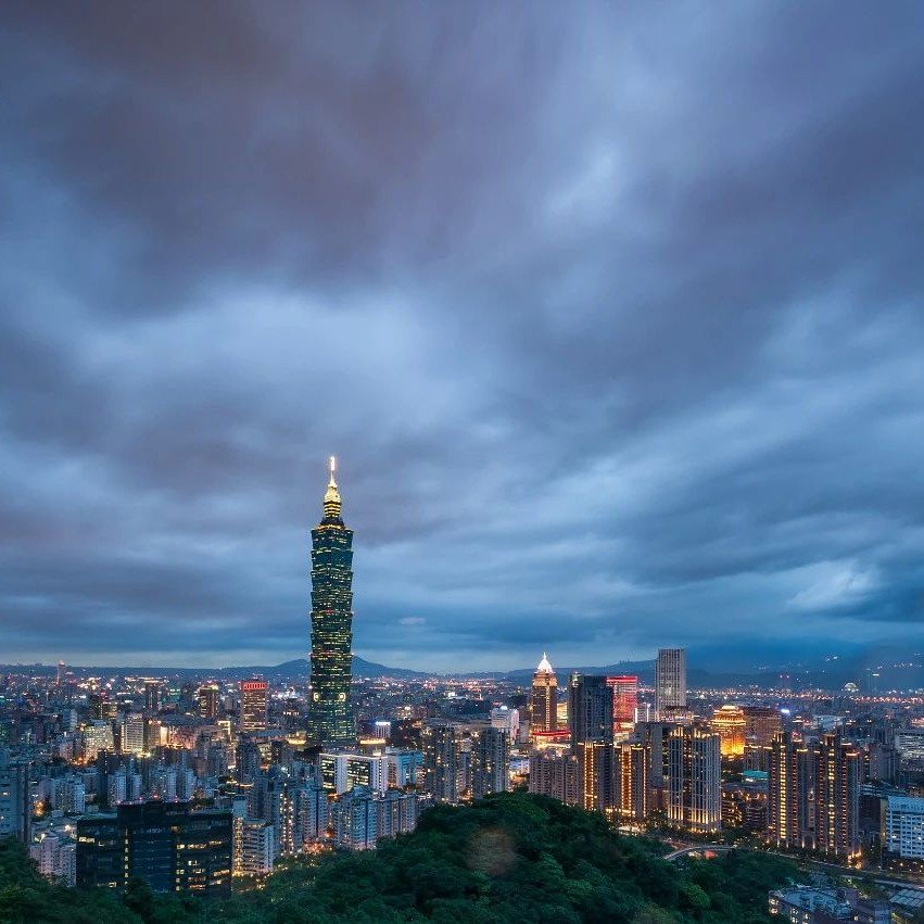 夜幕下的台湾街头风情